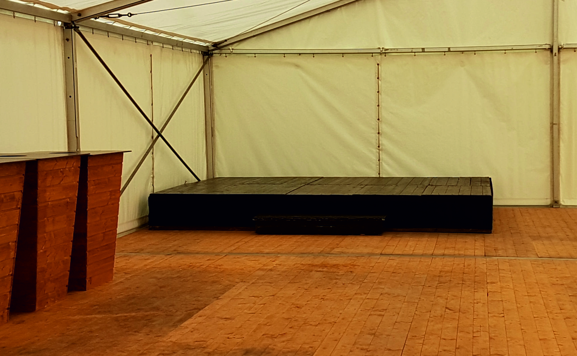 Holzpodestbuehne fuer Zelte - mieten bei eventTIME, der Partyausstatter Holzpodestbuehne fuer Zelte - mieten bei eventTIME, der Partyausstatter