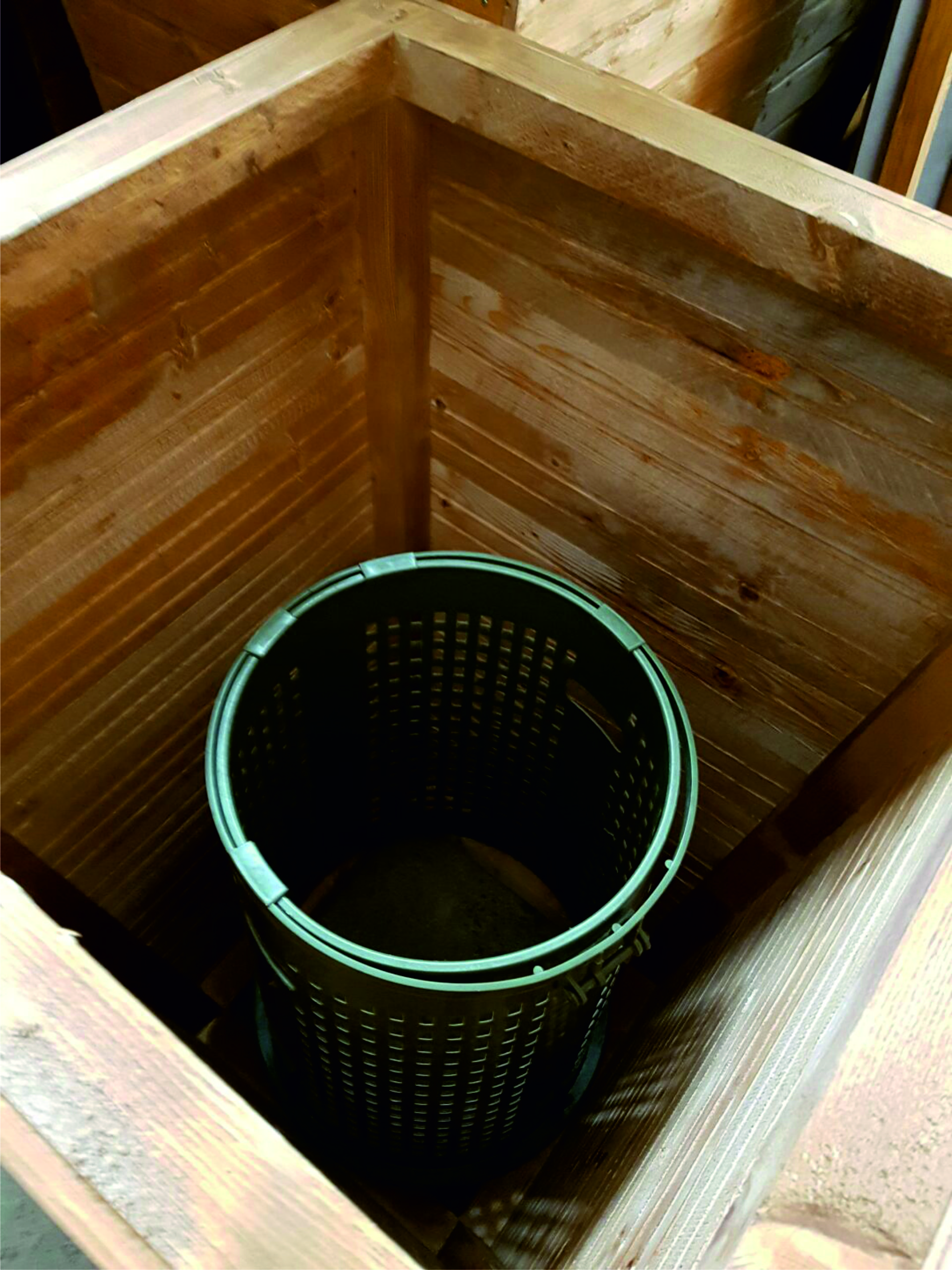 Abfallbehaelter integriert im rustikalem Stehtisch- mieten im Markthuetten- Shop Abfallbehaelter integriert im rustikalem Stehtisch- mieten im Markthuetten- Shop