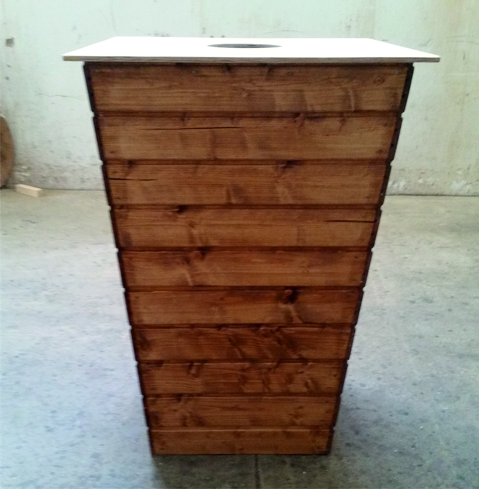 Landhausstil Stehtisch mit Abfallbehaelter- mieten bei eventTIME, der Partyausstatter Landhausstil Stehtisch mit Abfallbehaelter- mieten bei eventTIME, der Partyausstatter