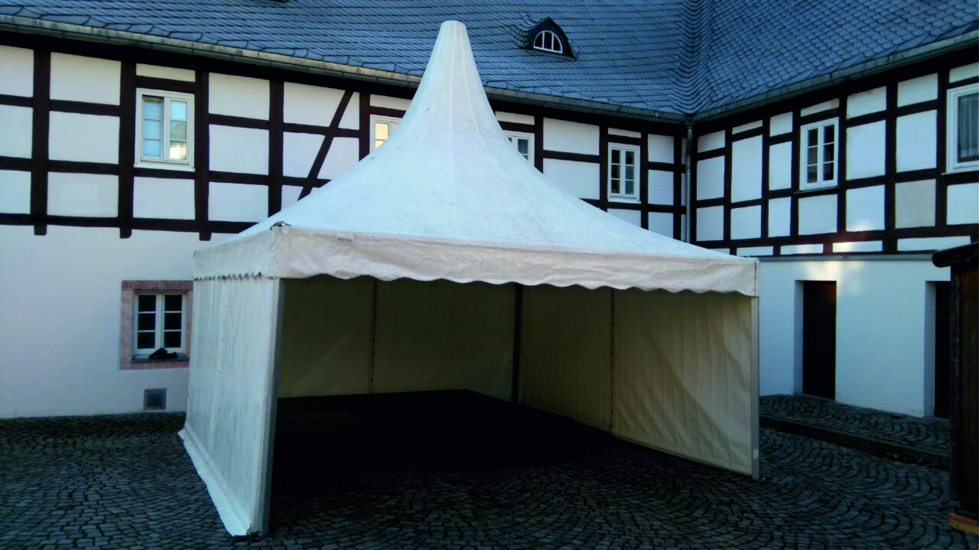 Holzpodestbuehne - mieten bei eventTIME, der Partyausstatter