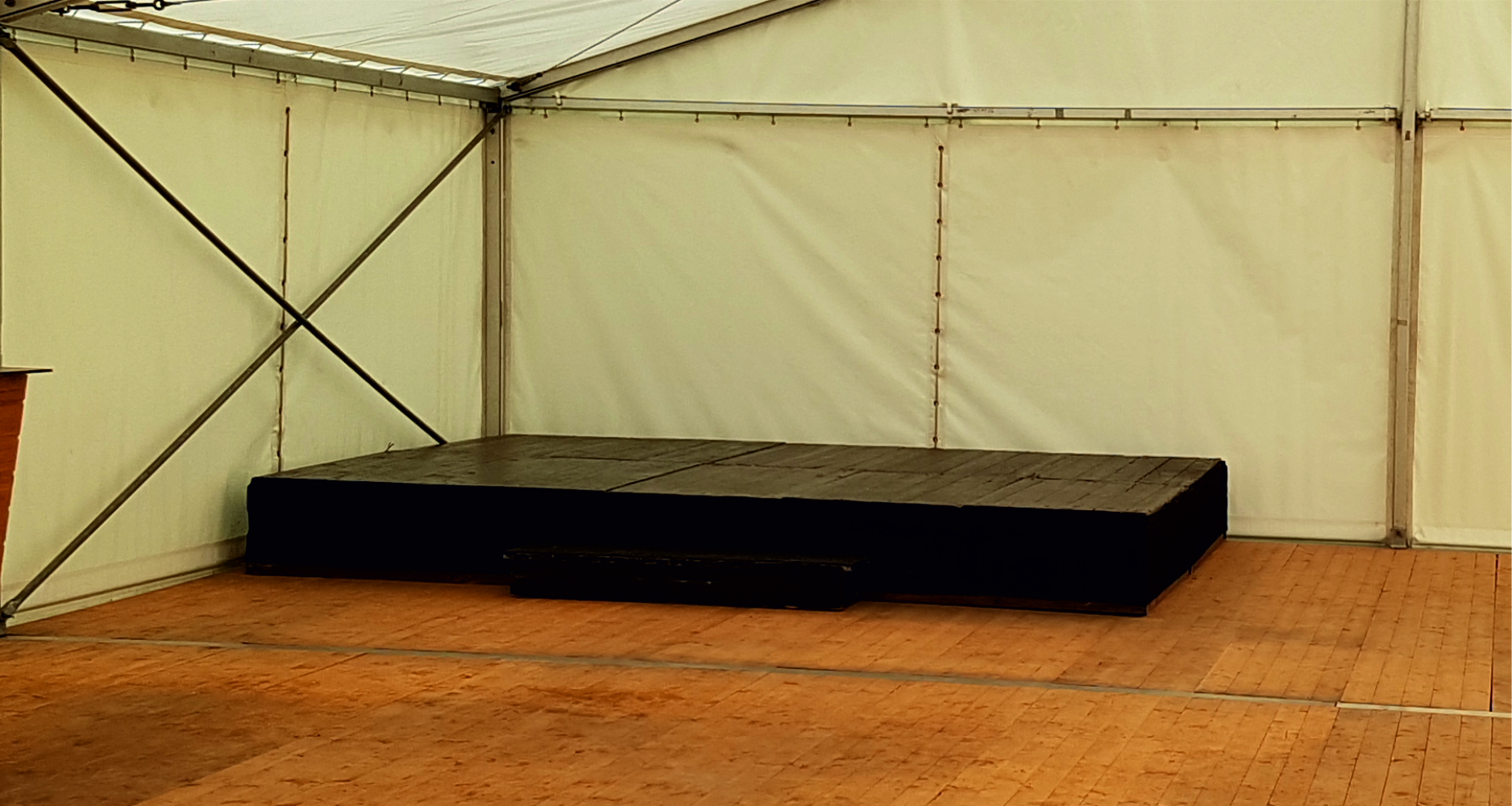 Podestverkleidung- mieten bei eventTIME, der Partyausstatter