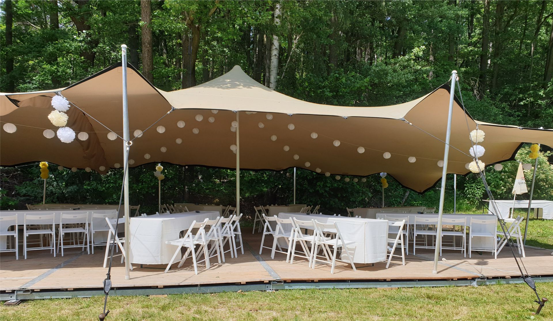 Holzstuhl weiss fuer Gartenfeste- mieten bei eventTIME, der Partyausstatter