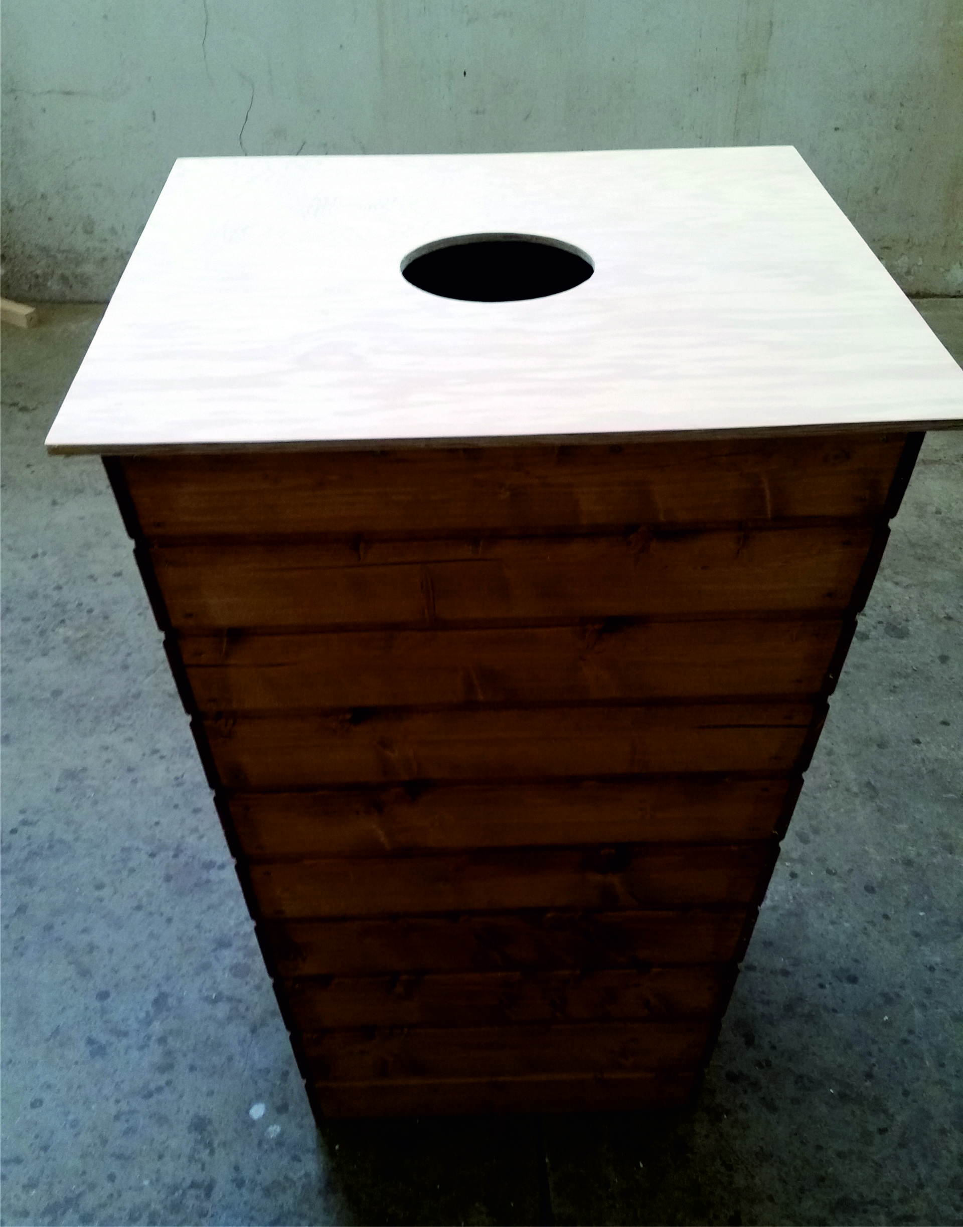 Stehtisch im Landhausstil inkl. Abfallbehaelter- mieten im Markthuetten- Shop von eventTIME Stehtisch im Landhausstil inkl. Abfallbehaelter- mieten im Markthuetten- Shop von eventTIME